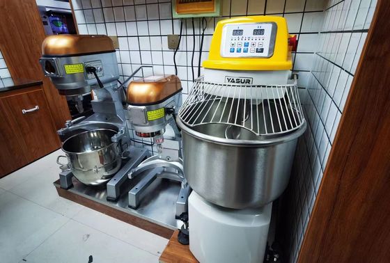 impastatrice a spirale resistente di acciaio inossidabile di velocità doppia dell'impastatrice 4.5kw 50 chilogrammi con la griglia della ciotola