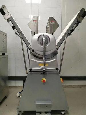 Soffio rivedibile del croissant della macchina di Sheeter della pasta di pasticceria che rende a stile europeo 0.75kw resistente